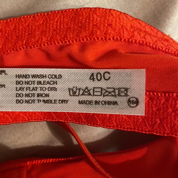 Red Bra - Picture 4 of 4